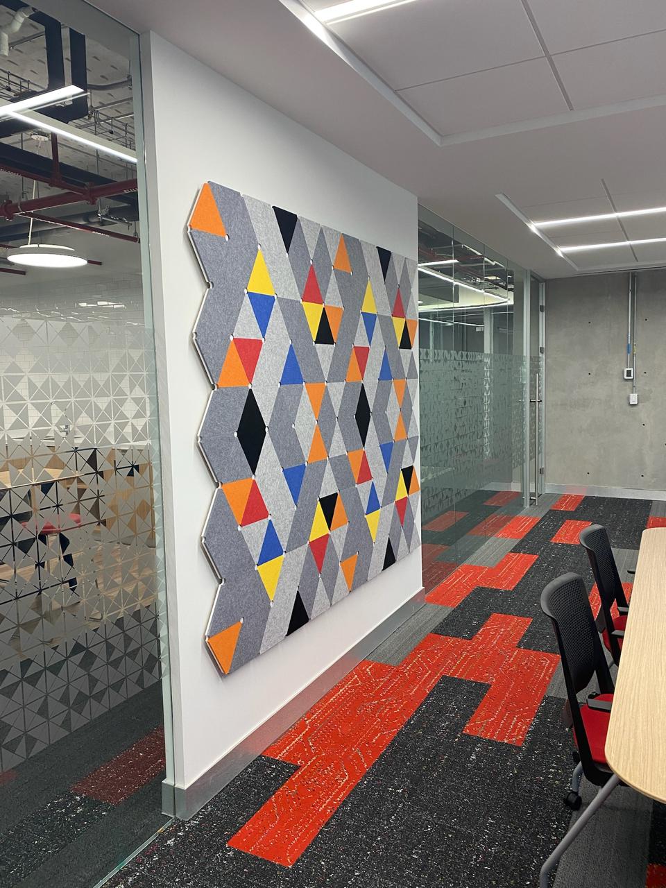Sala de juntas Truper con panel Reverb a muro, mosaico multicolor