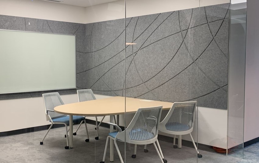 Sala de juntas con panel Reverb a muro, patrón de líneas curvas