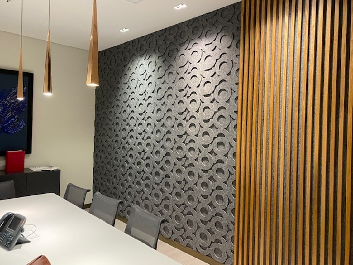 Sala de juntas Egon Zehnder con panel Reverb a muro, patrón circular en relieve
