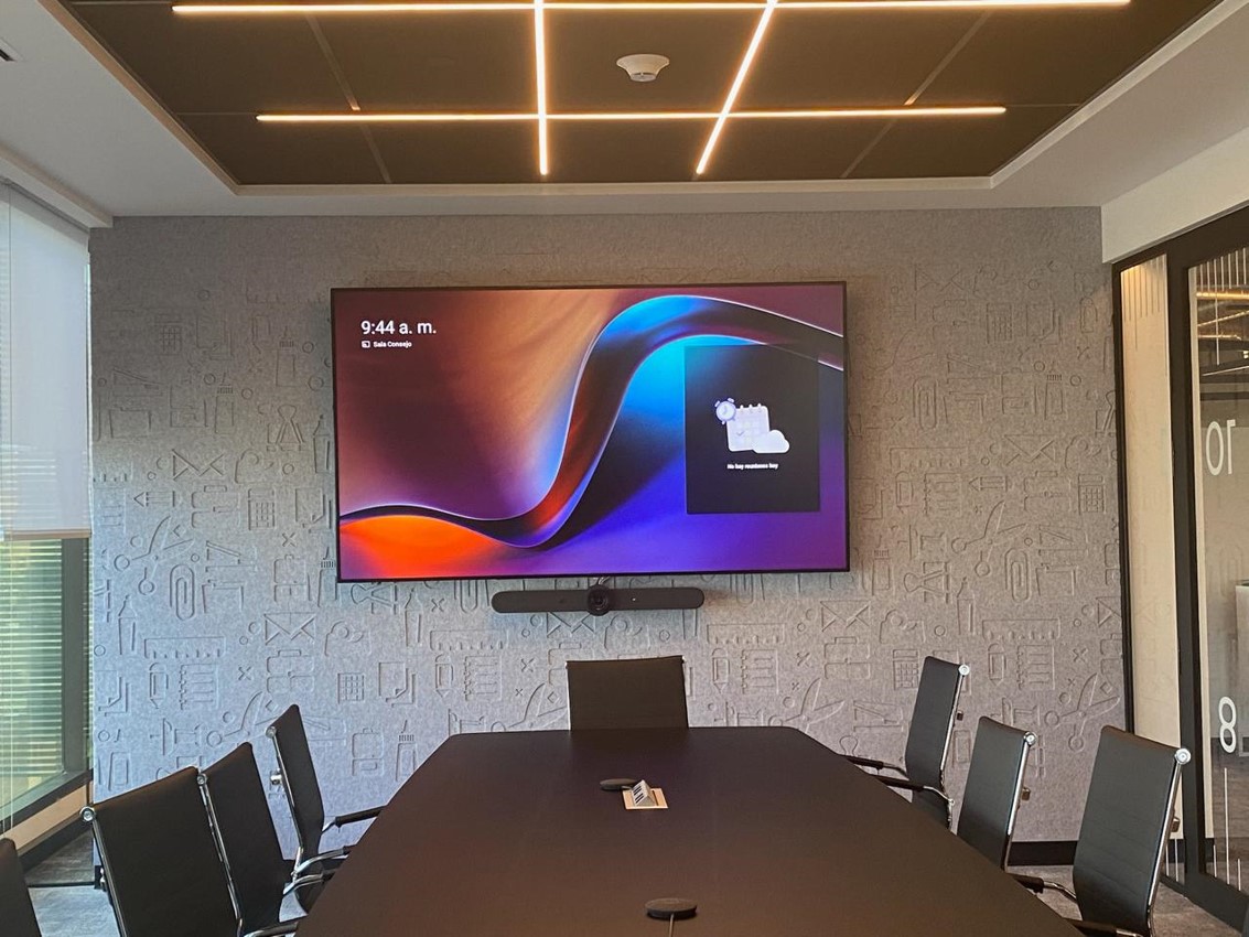 Sala de juntas Office Depot con panel Reverb a muro con patrón routeado