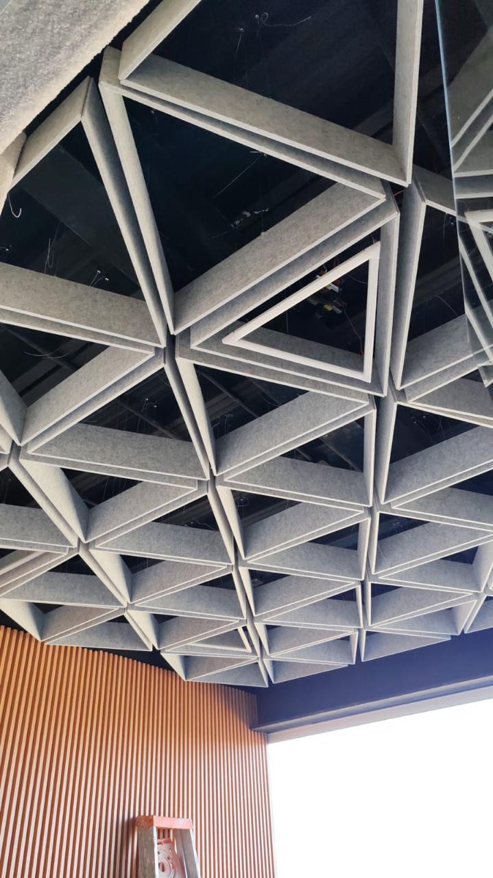 Retícula triangular suspendida de paneles Reverb en plafón