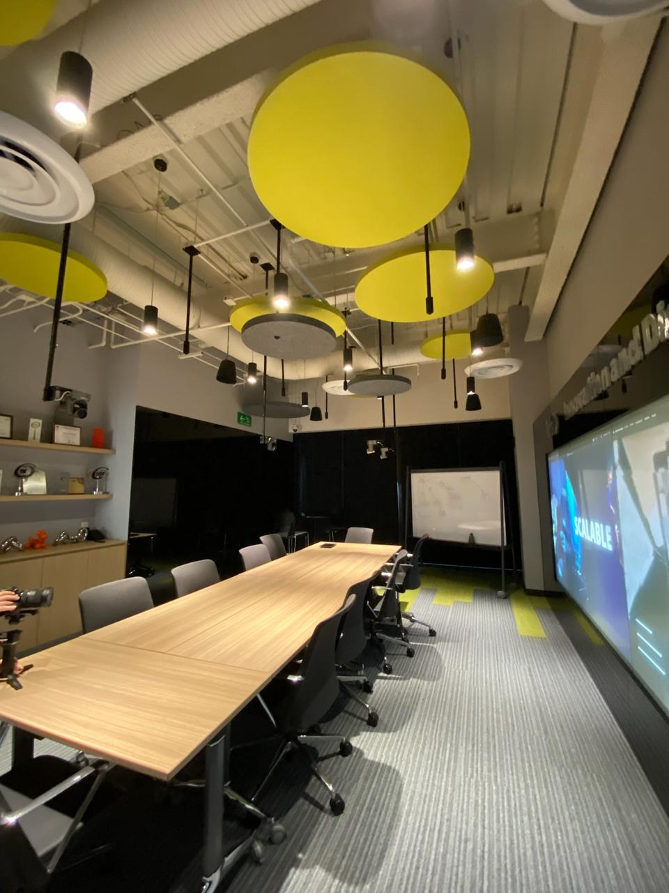 Sala de juntas ids con nubes suspendidas Reverb en colores gris y verde
